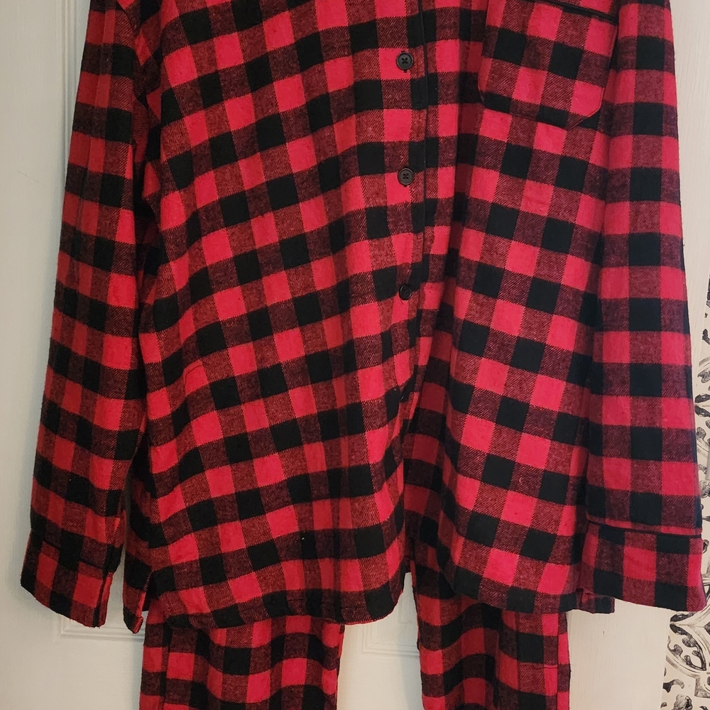 Women's Red and Black Plaid Pajama Set NWT